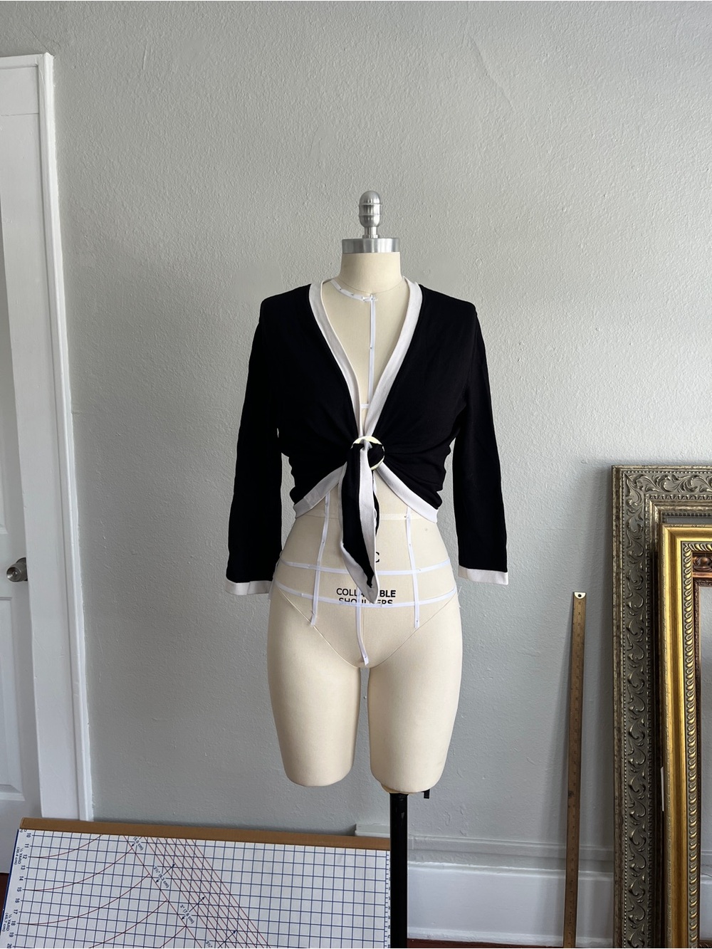 Jones New York Signature Black and Cream Knit Top